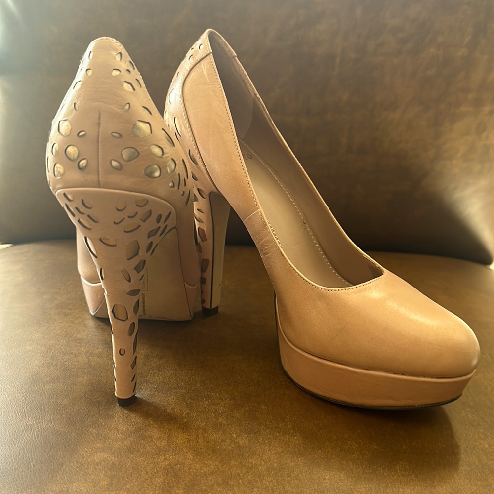 Size 10 Vince Camuto nude heels